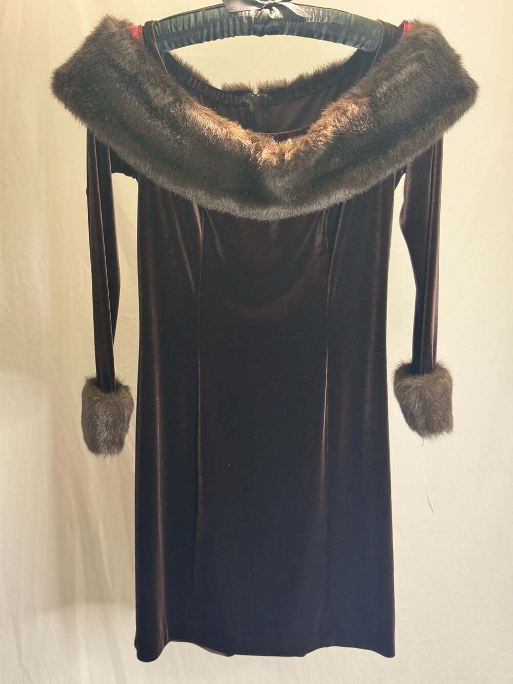 Speed Design Vintage Velvet Faux Fur Trim Off-Shoulder Dress - Brown - Medium